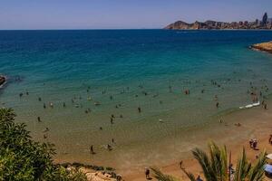 estate paesaggio spiaggia e mare superiore Visualizza nel estate giorno benedom Spagna foto