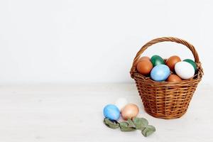 Chiesa vacanza Pasqua e colorato dipinto uova nel un' cestino leggero sfondo copia spazio foto