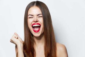 attraente donna bocca largo Aperto Sorridi emozione chiaro pelle copia spazio foto