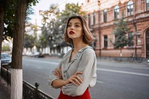 bella donna a piedi giù il strada storico edificio stile di vita foto