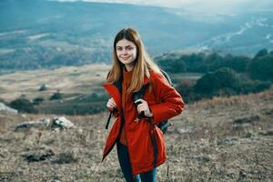 donna all'aperto nel montagne paesaggio rocce modello foto