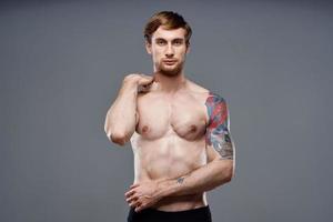 sexy tipo tatuato atleta bodybuilder fitness muscolare torso foto