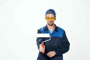 uomo nel Lavorando uniforme riparazione pittura decoratore foto