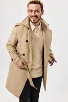 allegro uomo nel beige cappotto emozioni studio moderno stile isolato sfondo foto