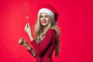 allegro bella donna nel nuovo anno Abiti sparklers decorazione rosso sfondo foto