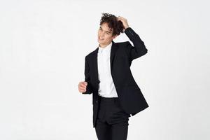 elegante tipo con Riccio capelli e nel un' giacca camicia pantaloni modello foto