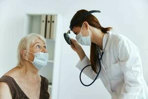 medico nel medico maschera discussione con il paziente medico specialista foto