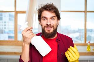 professionale bidello detergente gomma da cancellare guanti interno finestra nel il sfondo fornire stile di vita Servizi foto