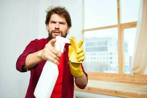 addetto alle pulizie gomma da cancellare guantato detergente finestra pulizia stile di vita foto