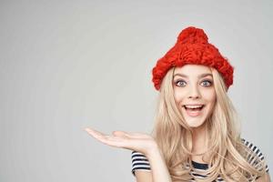 bionda nel alla moda Abiti rosso cappello ritagliata Visualizza fascino foto