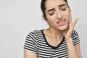 emotivo donna disagio mal di denti dentale trattamento leggero sfondo foto