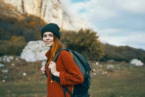 donna escursionista a piedi nel natura rocce viaggio vacanza foto