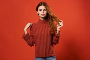 donna nel rosso maglione fascino moda in posa isolato sfondo foto