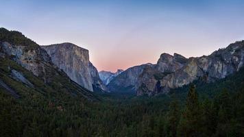 Parco Nazionale di Yosemite durante il tramonto, California, Stati Uniti d'America