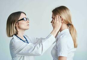 medico e paziente su leggero blu sfondo stetoscopio Salute i problemi ritagliata Visualizza foto