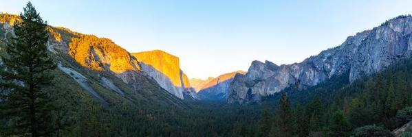 Parco Nazionale di Yosemite durante il tramonto, California, Stati Uniti d'America foto