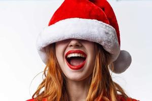 bella donna indossare Santa cappello Natale moda in posa foto