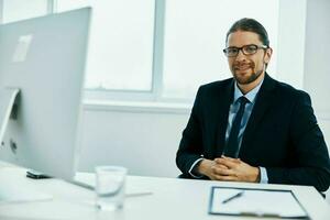 ufficio lavoratore nel il ufficio gesti con il suo mani computer foto