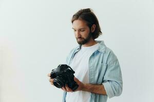 uomo fricchettone fotografo nel un' studio su un' bianca sfondo guardare a il telecamera schermo e ambientazione esso su per un' foto sparare