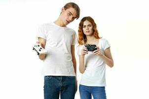 divertente uomo e donna con joystick nel mani video Giochi Hobby amicizia foto