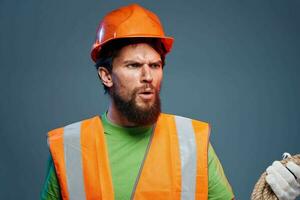 emotivo lavoratore costruzione uniforme professionale avvicinamento blu sfondo foto