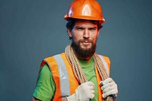 emotivo uomo nel opera uniforme arancia casco corda professionale foto