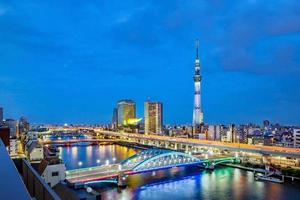 paesaggio urbano di tokyo in serata, giappone, asia foto