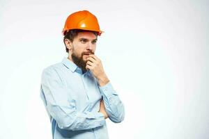 lavoratore uomo nel arancia dipingere ingegnere emozioni industria costruzione foto