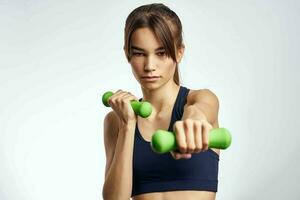 donna con verde manubri Lavorando su nel il Palestra motivazione fitness foto