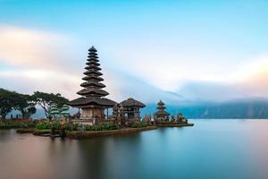 Tempio di ulun danu beratan sul lato occidentale del lago beratan, bali, indonesia foto