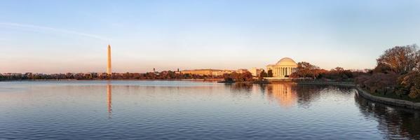 Jefferson Memorial e il monumento di Washington in serata, Washington DC, Stati Uniti d'America foto