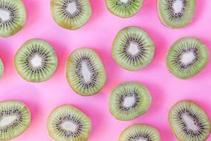 raccolta di fetta di kiwi fresco isolato su sfondo rosa. foto