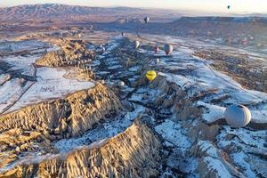 mongolfiere sorvolano la Cappadocia in inverno, Goreme, Turchia