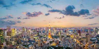 paesaggio urbano di tokyo al tramonto foto