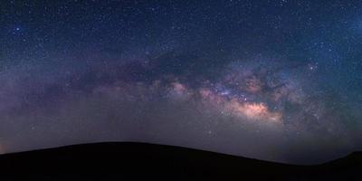 vista panoramica della Via Lattea in una notte foto
