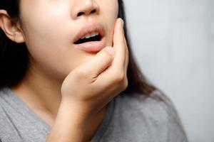 donne avere i problemi con loro denti e bocca. foto