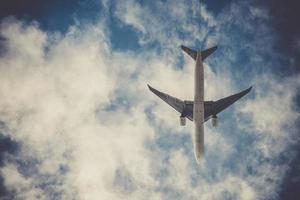 aereo sul cielo blu con nuvole foto