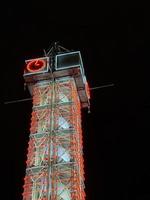 oslo, norvegia 2020- torre trafikanten vicino alla stazione ferroviaria centrale della città di notte foto