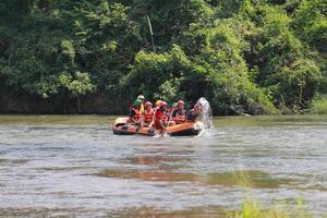 nakhonnayok, thailandia, dicembre 19 gruppo di avventuriero fare bianca acqua rafting a diga, su dicembre 19, 2015, il fiume è popolare per suo panoramico natura Visualizza. foto