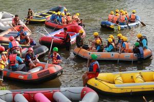 nakhonnayok, thailandia, dicembre 19 gruppo di avventuriero fare bianca acqua rafting a diga, su dicembre 19, 2015, il fiume è popolare per suo panoramico natura Visualizza. foto