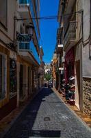 stretto strade nel il vecchio cittadina di Benidorm, Spagna su un' caldo estate giorno foto