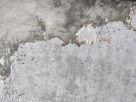 vecchio grunge crepa grigio calcestruzzo o cemento parete struttura sfondo con asciutto muschio foto