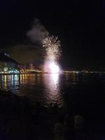 fuochi d'artificio mostrare a notte su il sponde di il mare di alicante Spagna foto