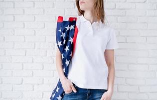 bianca polo camicia su donna al di sopra di Stati Uniti d'America bandiera sfondo, modello design foto