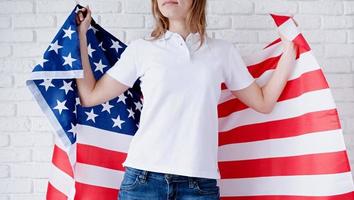 bianca polo camicia su donna al di sopra di Stati Uniti d'America bandiera sfondo, modello design foto