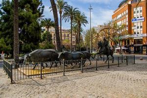 piazza con un' Toro statua nel alicante, Spagna su un' caldo estate vacanza giorno foto