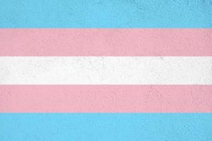 bandiera transgender dipinta su un muro di cemento all'esterno foto