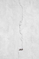 muro di cemento cemento bianco grunge con una crepa
