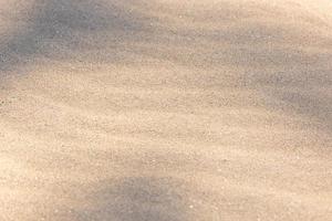 trama di sfondo sabbia increspata con le ombre foto