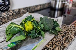 verde biologico verde cavolfiore e broccoli su un' cucina controsoffitto nel avvicinamento foto